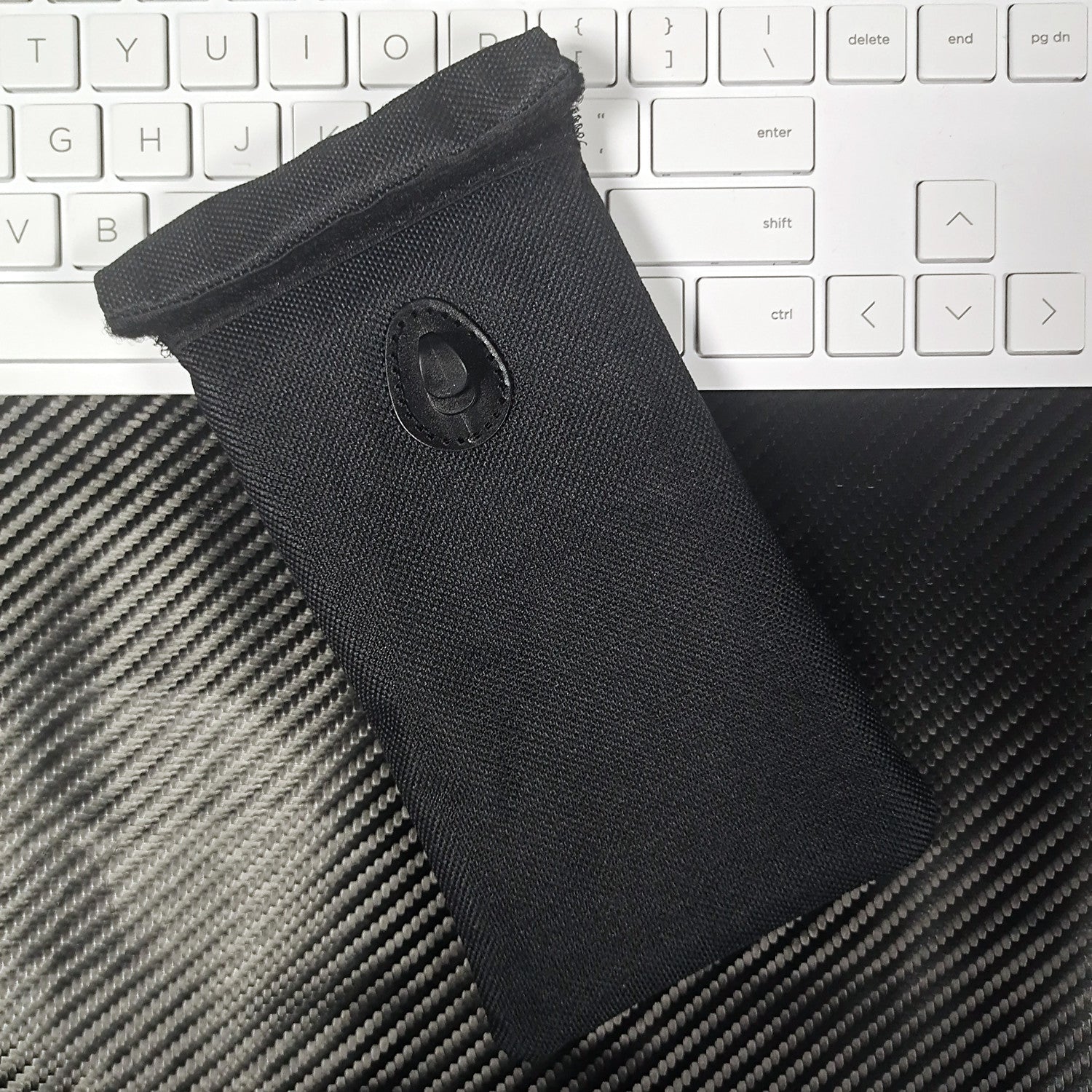 Cell phone signal shielding bag