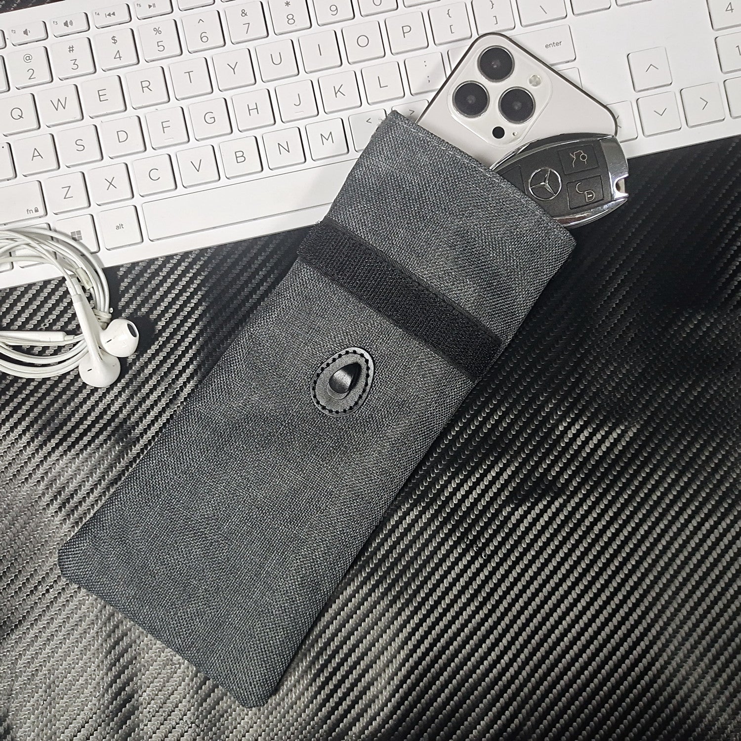 Cell phone signal shielding bag